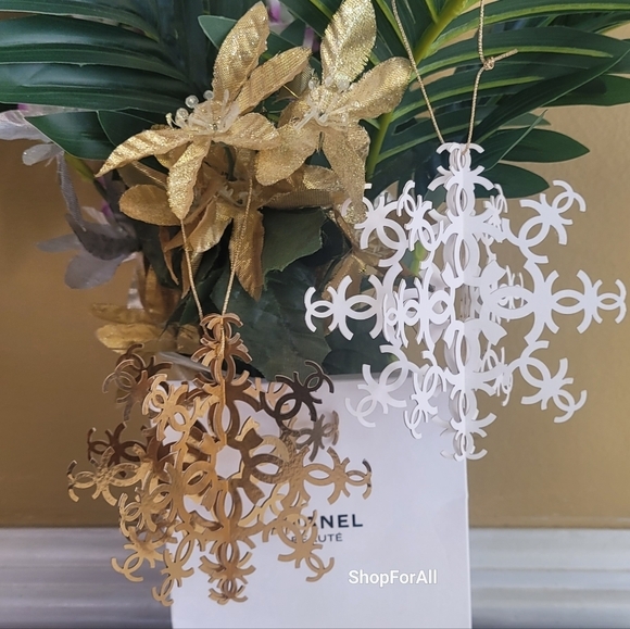 2024 CHANEL SNOWFLAKE ORNAMENTS SET - Picture 7 of 11